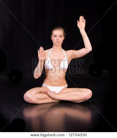 Yogin bílé bikiny