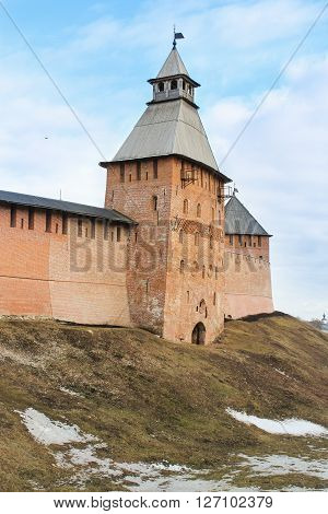 Driving Spasskaya Tower and Kremlin wall.
Types of towers and walls of Kremlin in Veliky Novgorod.
