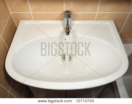 Lavabo in ceramica moderno bianco e rubinetto cromato