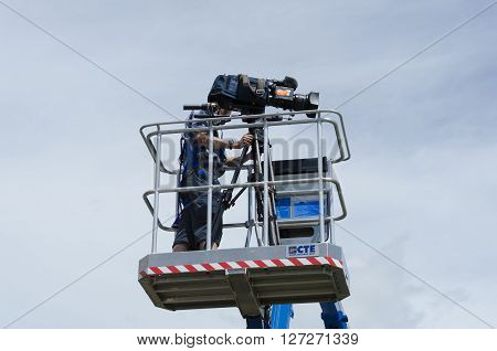 CLACTON-ON-SEA, ESSEX, ENGLAND UK- JUNE 18 2015: cameraman with broadcast camera during TV shooting of the Avive stage cycling race.