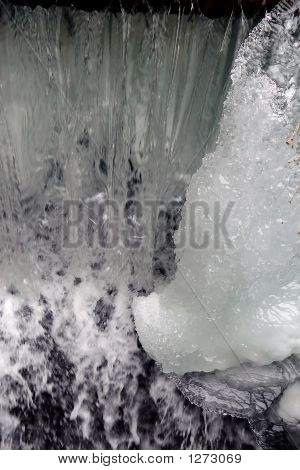 Résumé de la neige et la glace au-dessus de l'eau qui coule