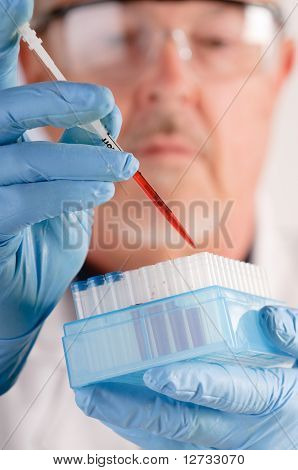 Médico con muestras de sangre