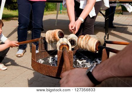 The Transylvanian cake is baked in a conventional manner over the coals.