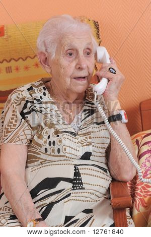 Senior Woman und Telefon