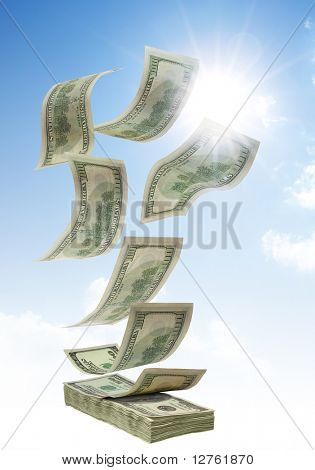 fallande dollar att stapla, isolerad på blå himmel