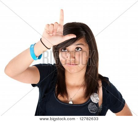 Ragazza facendo il segno perdente sulla sua fronte