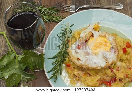 zucchini cooked with fried egg on zucchini
