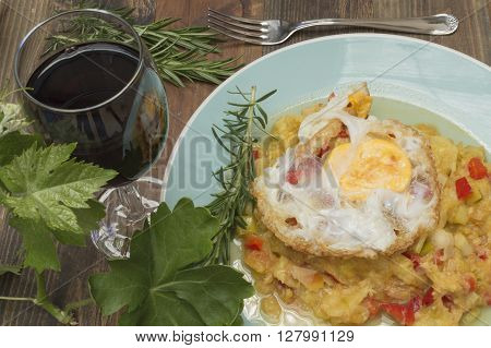 zucchini cooked with fried egg on zucchini