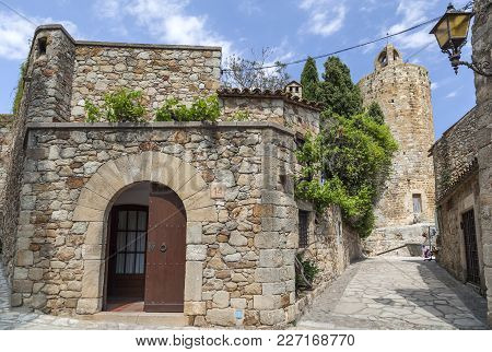 Pals,spain-may 23,2012: Street View In The Medieval And Ancient Village Of Pals, Touristic And Resid