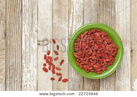 말린된 Goji 열매의 그릇