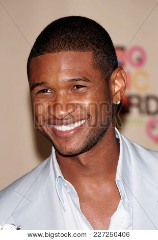 LOS ANGELES - AUG 29:  Usher in the press room at the Mtv Video Music Awards  on August 29, 2004 in Miami, FL.                