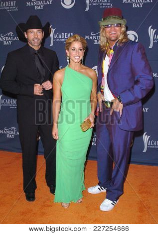 LOS ANGELES - MAY 24:  Trick Pony and Heidi Newfield arrives to the Academy of Country Music Awards  on May 24, 2004 in Las Vegas, NV                