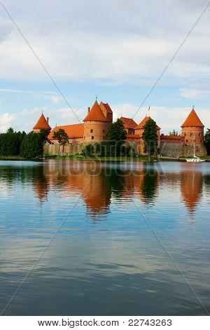 Castillo en el lago Galve en Trakai Lituania