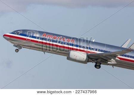 Los Angeles, California, Usa - March 10, 2010: American Airlines Boeing 737-800 Taking Off From Los 