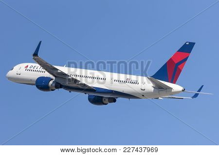 Los Angeles, California, Usa - March 10, 2010: Delta Airlines Boeing 757 Taking Off From Los Angeles