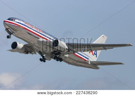 Los Angeles, California, Usa - March 10, 2010: American Airlines Boeing 767 Taking Off From Los Ange