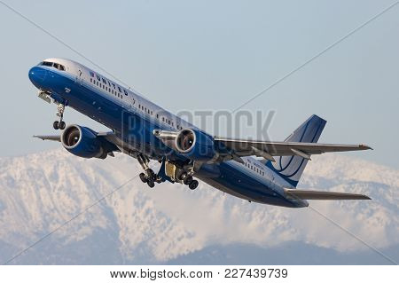 Los Angeles, California, Usa - March 10, 2010: United Airlines Boeing 757 Departing Los Angeles Inte