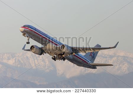 Los Angeles, California, Usa - March 10, 2010: American Airlines Boeing 757 Taking Off From Los Ange
