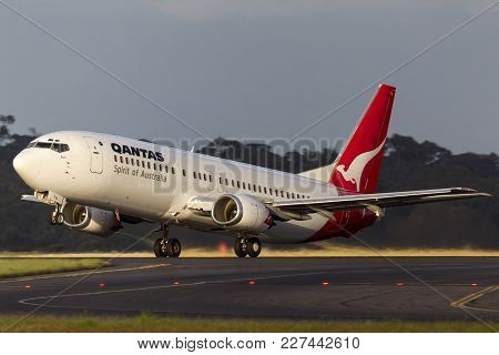 Melbourne, Australia - November 10, 2011: Qantas Boeing 737-476 Vh-tjl Taking Off From Melbourne Int