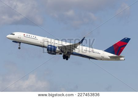 Los Angeles, California, Usa - March 10, 2010: Delta Air Lines Boeing 757 Taking Off From Los Angele