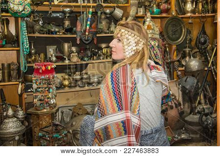 Akaba, Jordan -december 23, 2017: Female Tourist Is Buying A Souvenirs In An Antique Shop