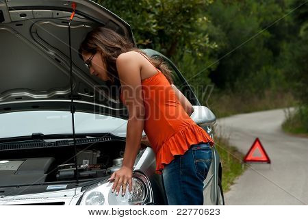 Roto el coche - joven espera asistencia