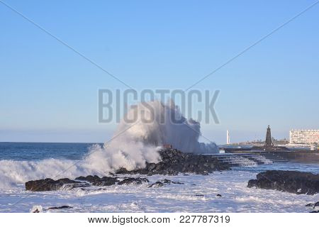 Photo Picture Of A Big Wave In The Ocean