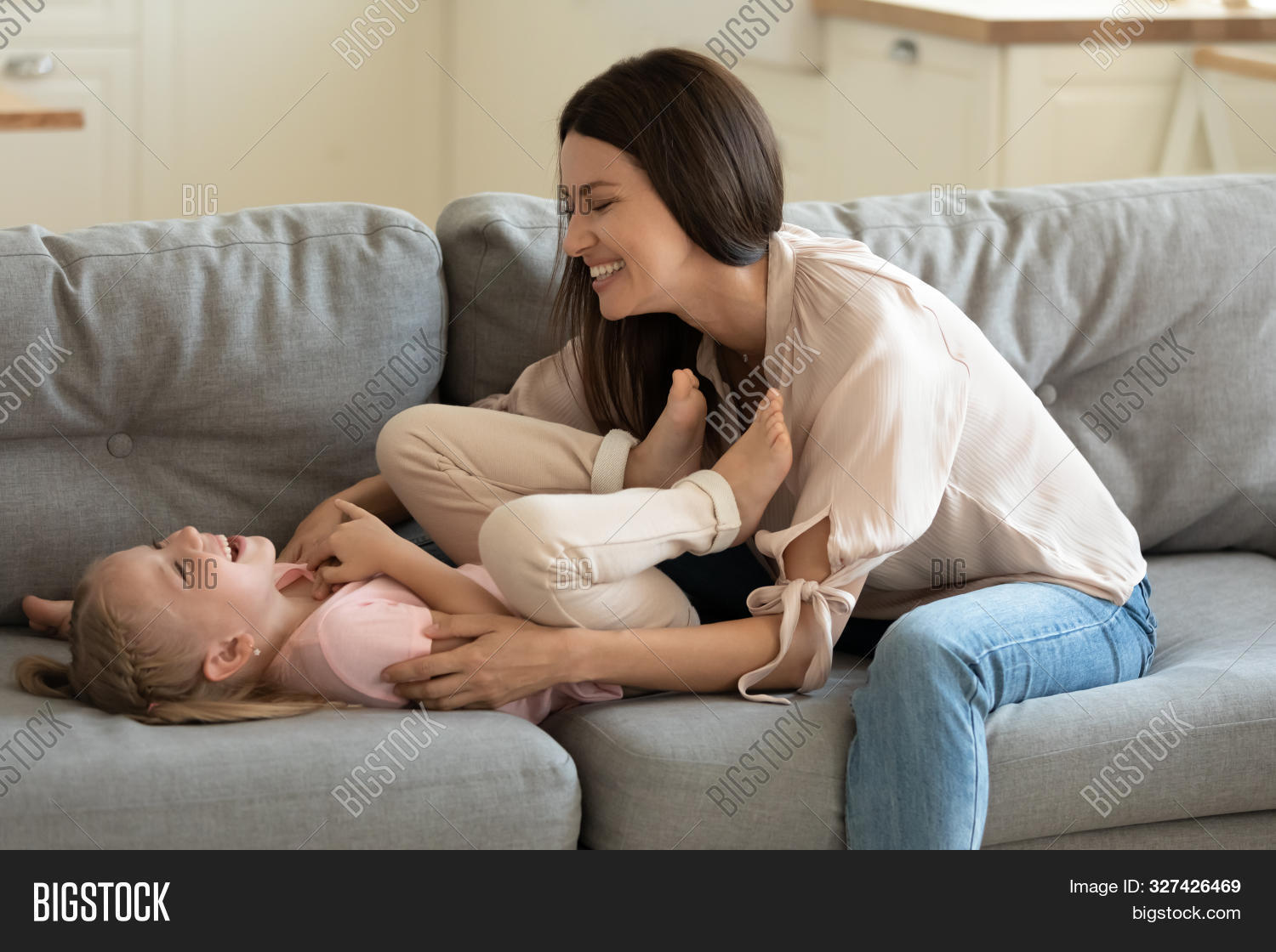 Щекотать маленьких девочек. Тачибана сильфинфорд. Щекотать пятки. Щекотать ребенка для детей. Щекотать маленьких девочек.