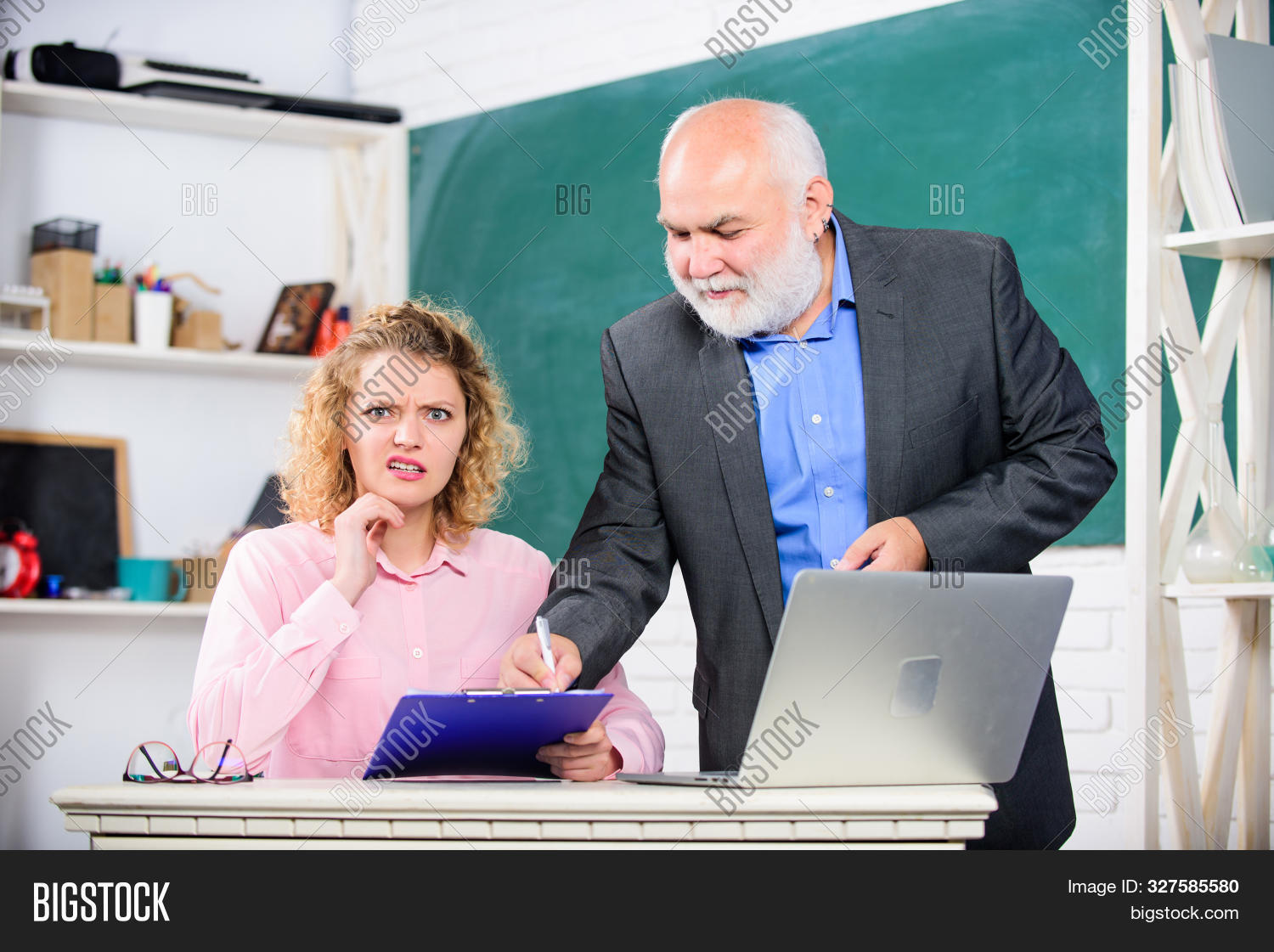 Девушка влюбилась в преподавателя. Студенты и препод. Ученица любит учителя. Ученик влюбился в учителя. Учителя в старших классах.