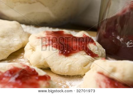 Těsta s marmeládou na dřevěné desce