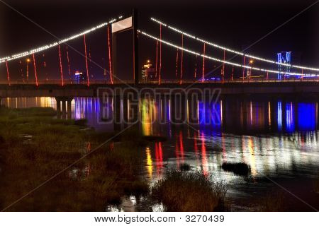 Jiangqun ponte di notte chiude con riflessioni Fuxin Cina
