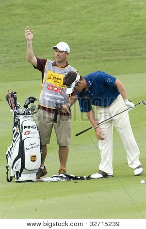 Louis Oosthuizen, SÃ¼dafrika Golfer mit seinem caddy