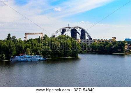 Podilsko-voskresenskyi Bridge Or Podilskyi Metro Bridge Is A Combined Road-rail Bridge Over The Dnie