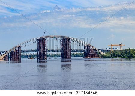 Podilsko-voskresenskyi Bridge Or Podilskyi Metro Bridge Is A Combined Road-rail Bridge Over The Dnie