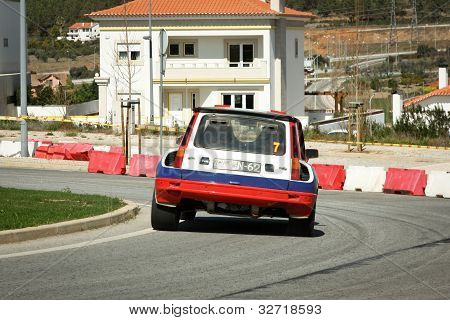 Castelo Branco, Portugal MÃ¤rz 10: Anibal Rolo fÃ¤hrt einen Renault 5 Turbo wÃ¤hrend der Rallye Castelo Branc