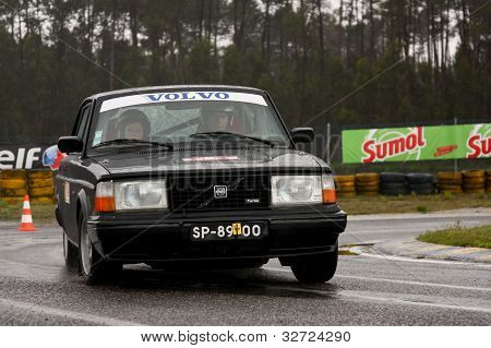 Leiria, Portugalsko - 20. dubna: Manuel Baptista disky Volvo 244 během jeden den z Rally Verde Pino 2