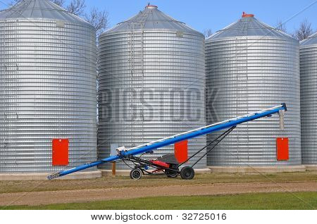 Una barrena frente compartimientos del grano