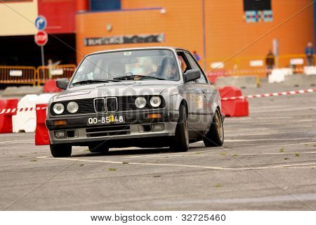 Leiria, Portugal - 22 April: Joao Fernandes drev en Bmw 2002 i dag tre af Rally Verde Pino 2