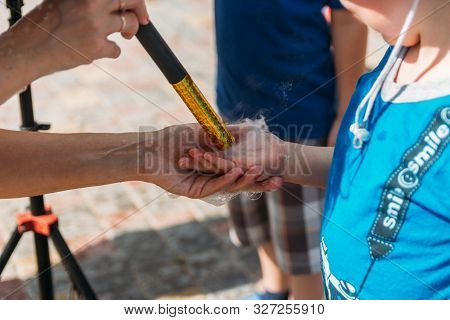 On The Hand Of The Girl The Smoke Of Their Dry Ice, Nitrogen. Show.nitrogen Scientific Experiments A