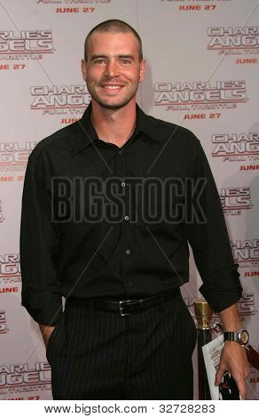 LOS ANGELES - JUN 18: Scott Foley na premiéře ' Charlie's Angels: Full Throttle' 18. června, 2