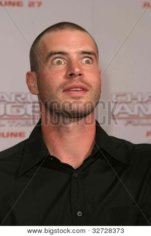 LOS ANGELES - JUN 18: Scott Foley na premiéře ' Charlie's Angels: Full Throttle' 18. června, 2
