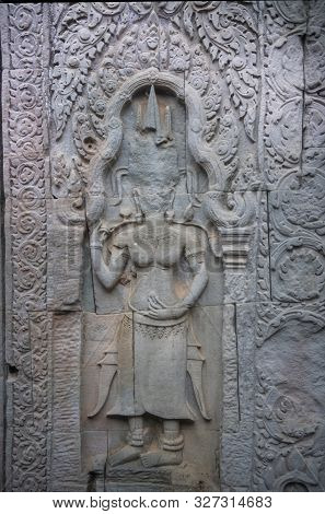 Та Prohm Is The Temple, It Rains In The Rainy Season.the Preserved Symbiosis Of Stone And Wood Allow