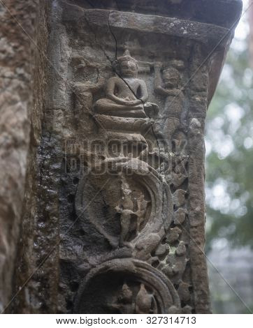 Та Prohm Is The Temple, It Rains In The Rainy Season.the Preserved Symbiosis Of Stone And Wood Allow