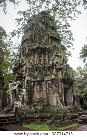 Та Prohm Is The Temple, It Rains In The Rainy Season.the Preserved Symbiosis Of Stone And Wood Allow