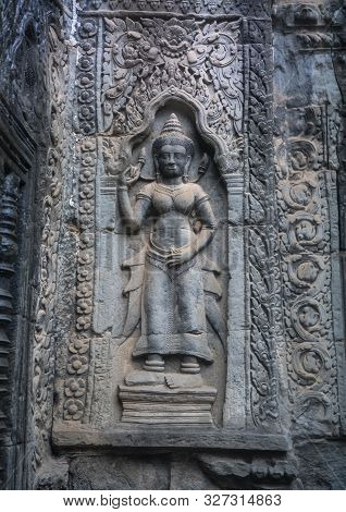 Та Prohm Is The Temple, It Rains In The Rainy Season.the Preserved Symbiosis Of Stone And Wood Allow