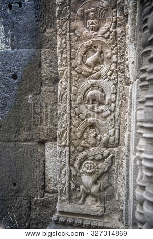 Та Prohm Is The Temple, It Rains In The Rainy Season.the Preserved Symbiosis Of Stone And Wood Allow