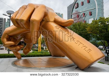 Gangnam-gu Korea , 20 September 2019 : Gangnam Style Statue A Bronze Sculpture By Artist Hwang Man-s