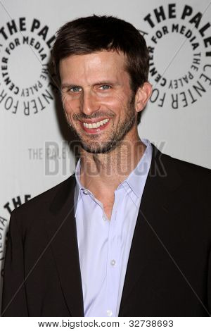LOS ANGELES - 14 apr: Frederick Weller มาถึงที่งานฉลองฤดูกาลสุดท้ายของสหรัฐอเมริกา Networ
