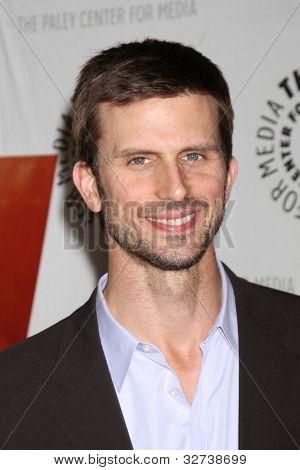LOS ANGELES - 14 apr: Frederick Weller มาถึงที่งานฉลองฤดูกาลสุดท้ายของสหรัฐอเมริกา Networ