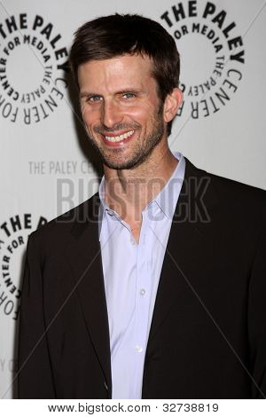 LOS ANGELES - 14 apr: Frederick Weller มาถึงที่งานฉลองฤดูกาลสุดท้ายของสหรัฐอเมริกา Networ